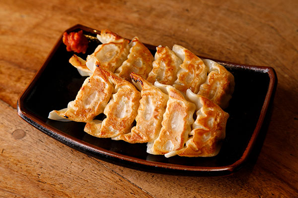 餃子が自慢！みそ・酢・ラー油で食べる”かわさき餃子